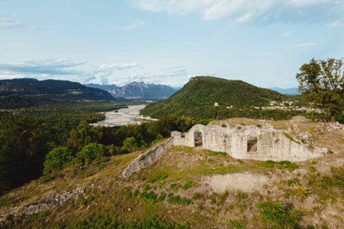 Le rovine del Castello medievale di Ragogna con vista sul fiume Tagliamento e le Prealpi, panorama dei dintorni di San Daniele del Friuli