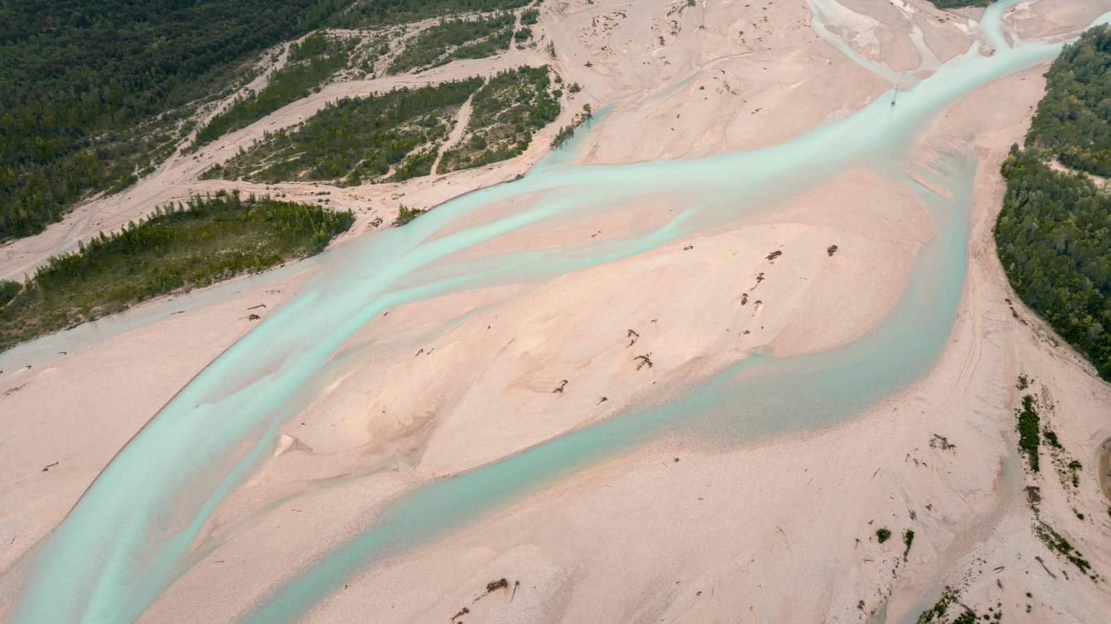 Veduta aerea del fiume Tagliamento con i caratteristici canali intrecciati e i greti ghiaiosi, ecosistema del territorio del Prosciutto di San Daniele DOP