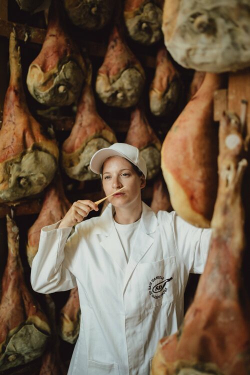 Mastra prosciuttaia esegue la puntatura del Prosciutto di San Daniele DOP annusando l'ago in osso di cavallo