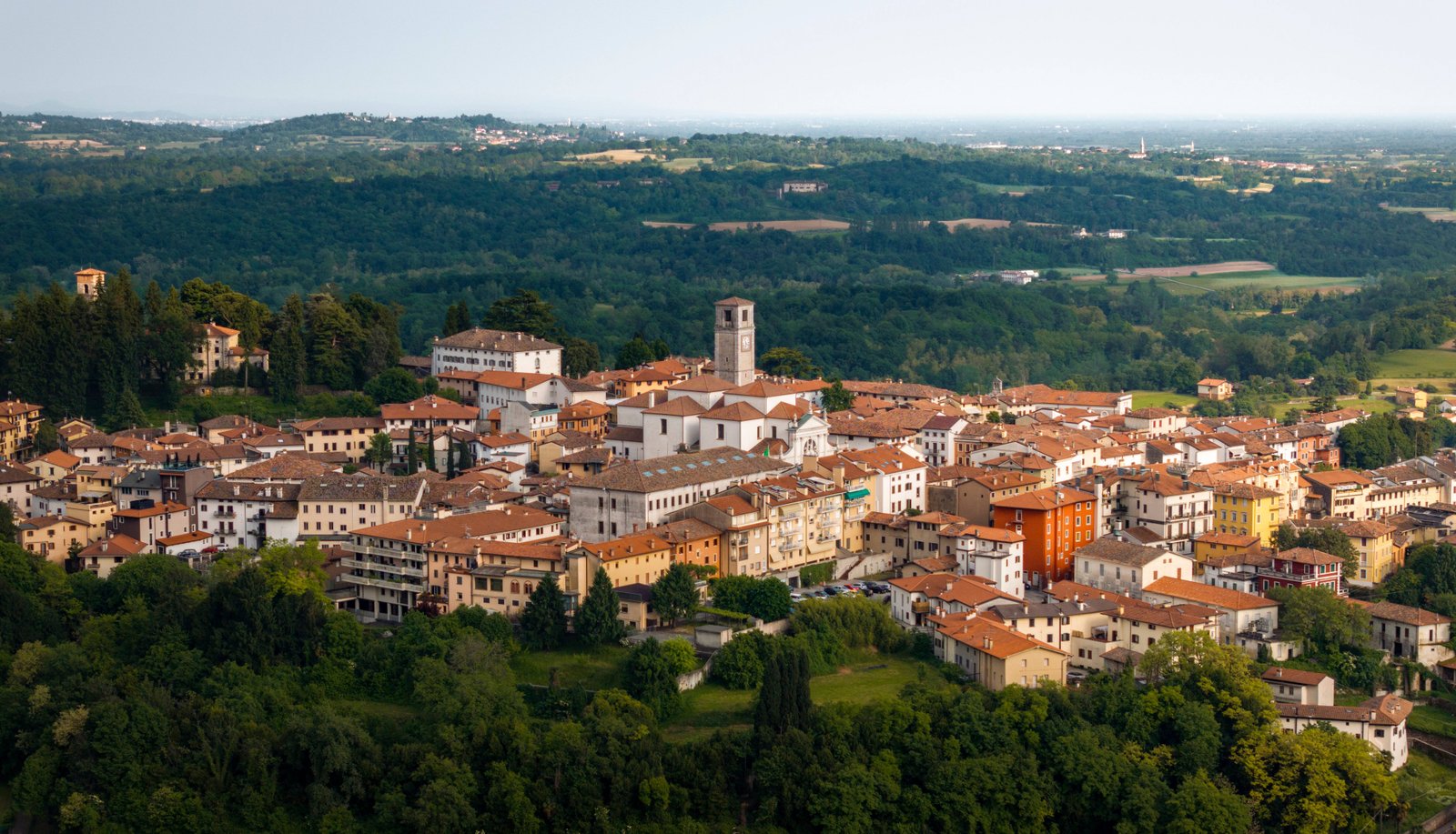 Veduta aerea del centro storico di San Daniele del Friuli con il campanile, borgo sul colle nel territorio del Prosciutto di San Daniele DOP