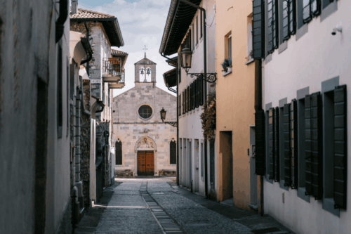 Vicolo del borgo antico verso la Chiesa di Sant'Antonio Abate, una tappa di cosa visitare a San Daniele del Friuli