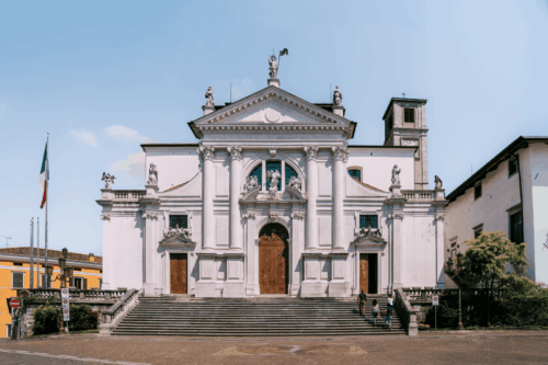 Facciata barocca del Duomo di San Michele Arcangelo, tappa imperdibile di cosa visitare a San Daniele del Friuli