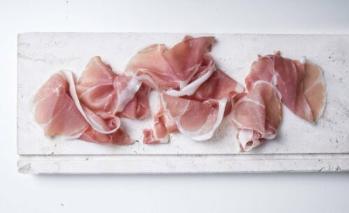Fette di Prosciutto di San Daniele DOP su pietra bianca, alimento adatto alla dieta chetogenica