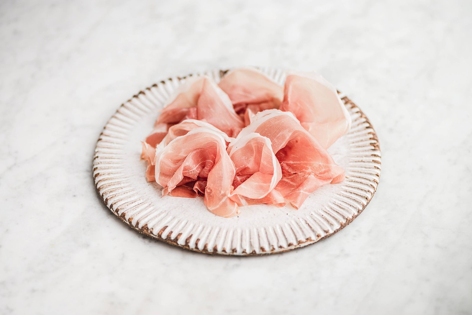 Piatto di Prosciutto di San Daniele DOP, fonte di proteine ad alto valore biologico per la dieta chetogenica