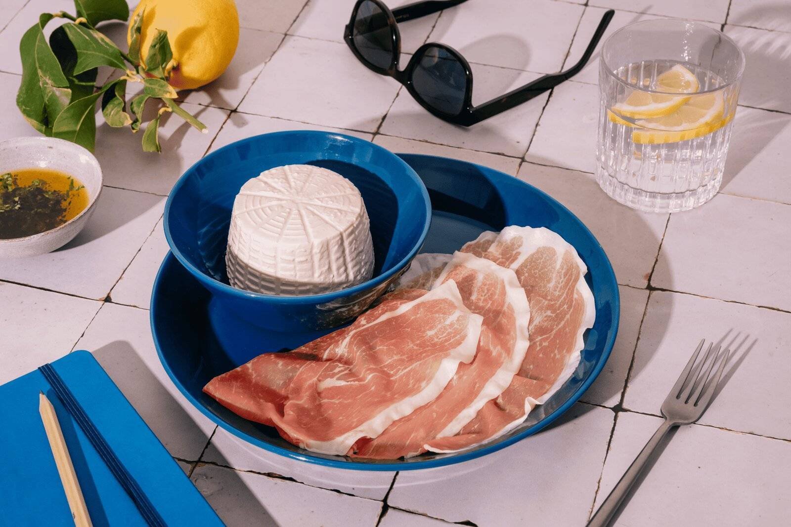Prosciutto di San Daniele e ricotta in un piatto blu, abbinamento ideale per la dieta chetogenica