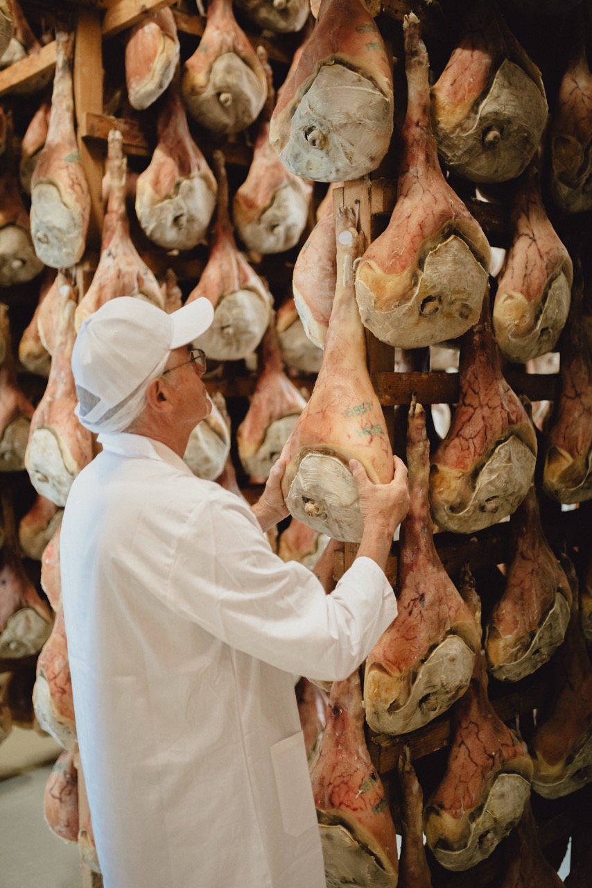 Operatore che ispeziona i prosciutti durante la stagionatura del Prosciutto di San Daniele DOP