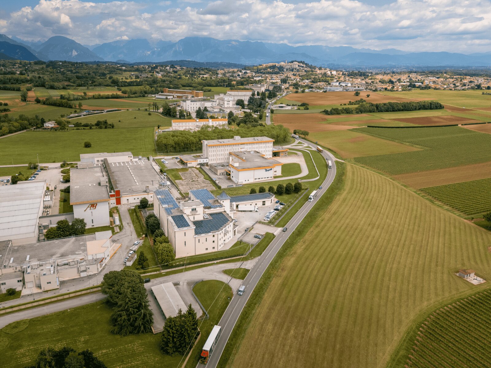 Vista aerea del territorio friulano, luogo di origine del Prosciutto di San Daniele DOP, tutelato dal Consorzio