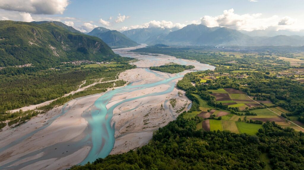 Veduta aerea del fiume Tagliamento che scorre tra le Prealpi Carniche e la pianura, cuore del territorio del Prosciutto di San Daniele DOP