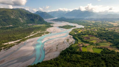 Veduta aerea del fiume Tagliamento che scorre tra le Prealpi Carniche e la pianura, cuore del territorio del Prosciutto di San Daniele DOP