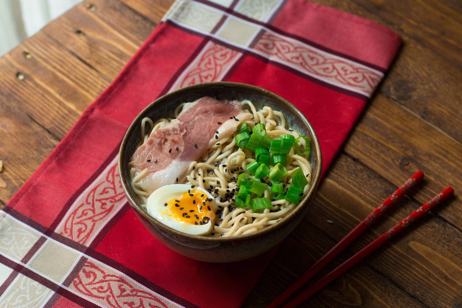 Ciotola di ramen con noodles, Prosciutto di San Daniele DOP, uovo barzotto e cipollotto, ricetta antispreco