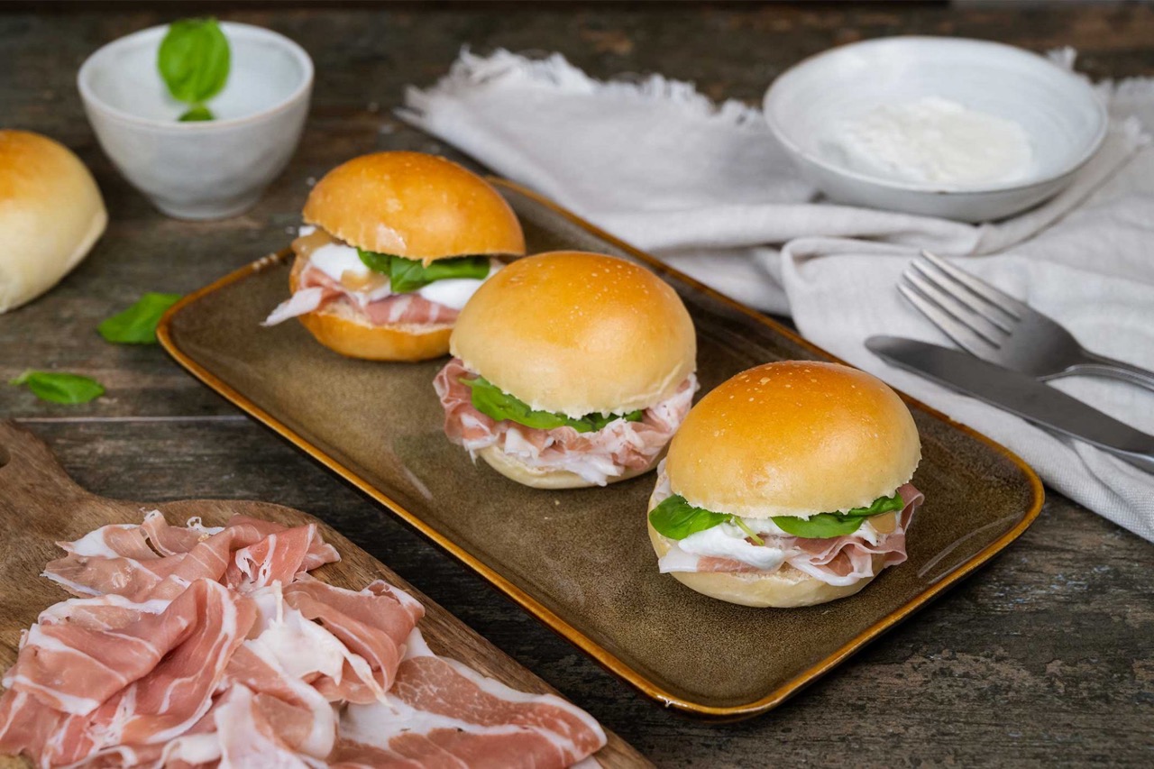 Panini al latte con Prosciutto di San Daniele DOP, mozzarella e basilico, merenda sana per bambini