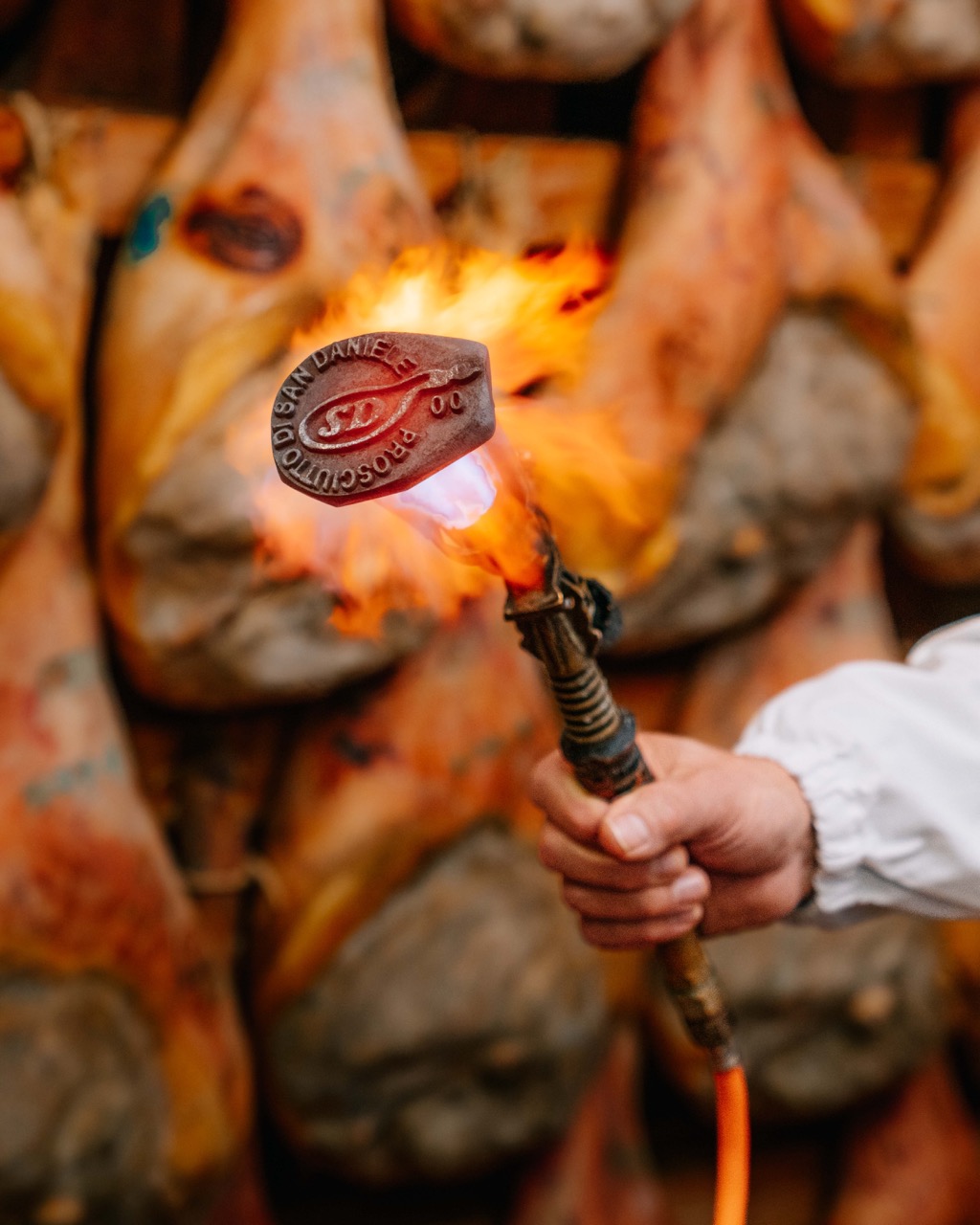 Contrassegno a fuoco DOP arroventato, ultimo passaggio dei controlli sul Prosciutto di San Daniele