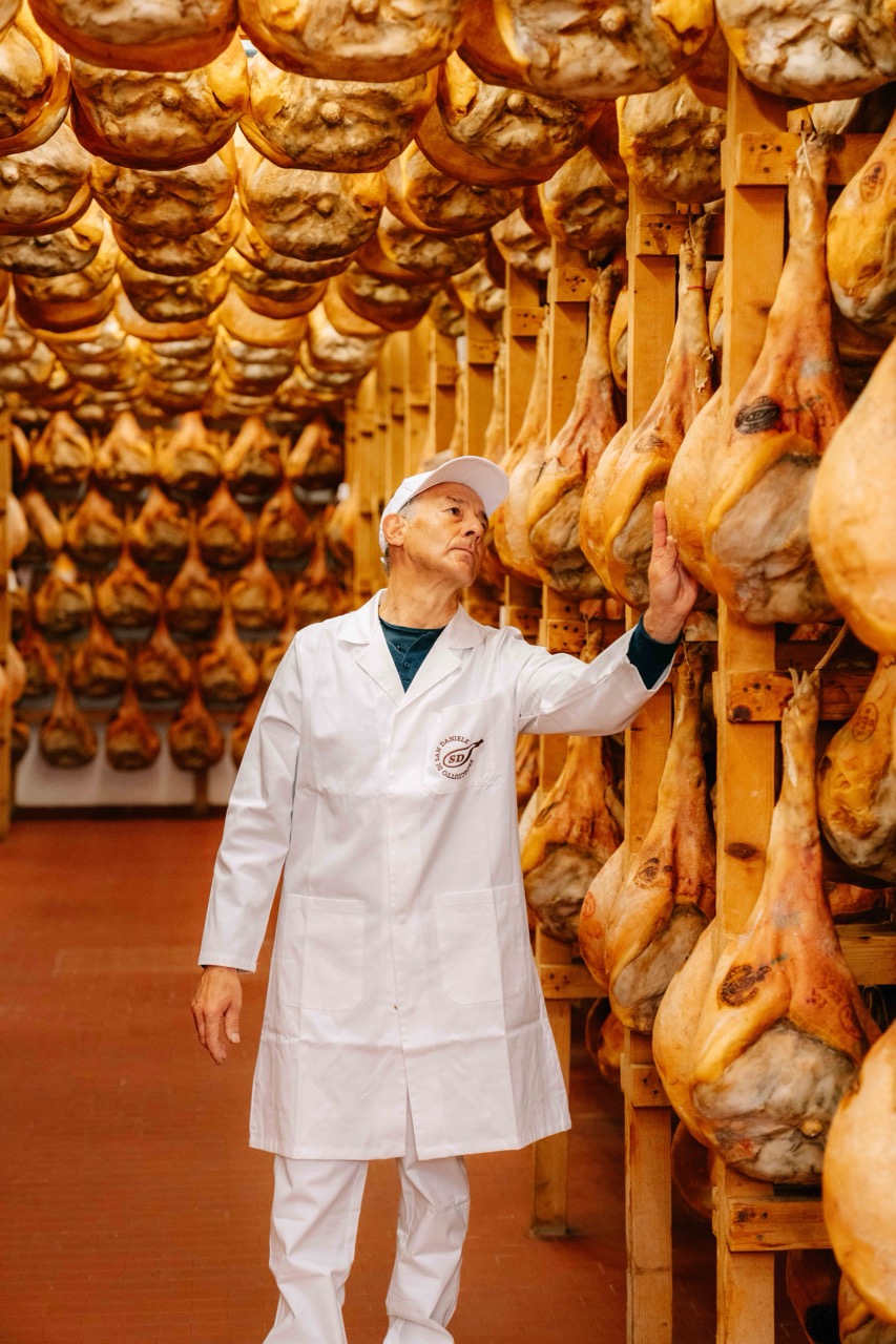 Controlli in sala di stagionatura: un addetto verifica una coscia di Prosciutto di San Daniele