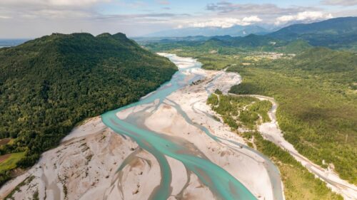 Veduta aerea del Tagliamento tra i boschi del Friuli, ambiente alla base della filiera sostenibile del Prosciutto di San Daniele