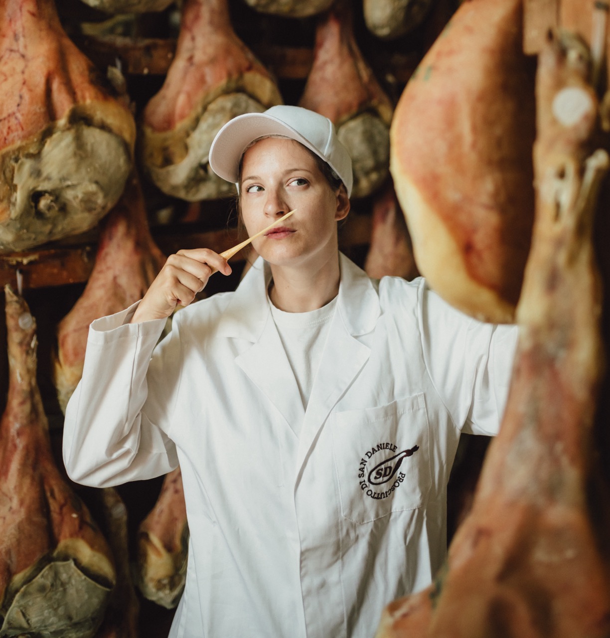 Puntatura con ago d'osso per verificare la conformità del Prosciutto di San Daniele al disciplinare