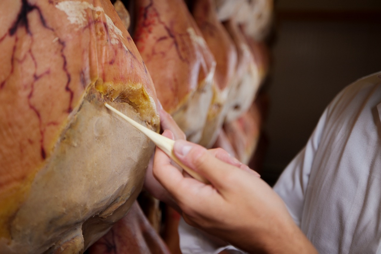 Puntatura del Prosciutto di San Daniele: l’ago in osso di cavallo inserito per il controllo sensoriale